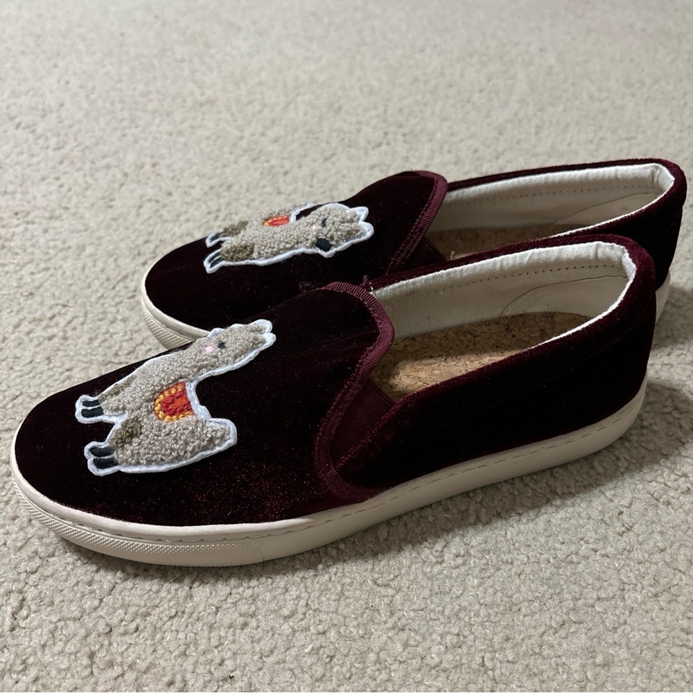 SOLUDOS Slip On Llama Loafer Shoe Women’s 7.5 Sneakers Sangria Burgundy Velvet